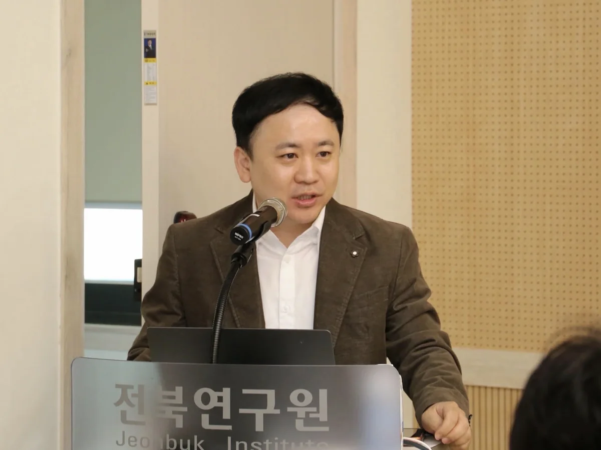 전북연구원 발표 현장에서 강연하는 이종찬 대표